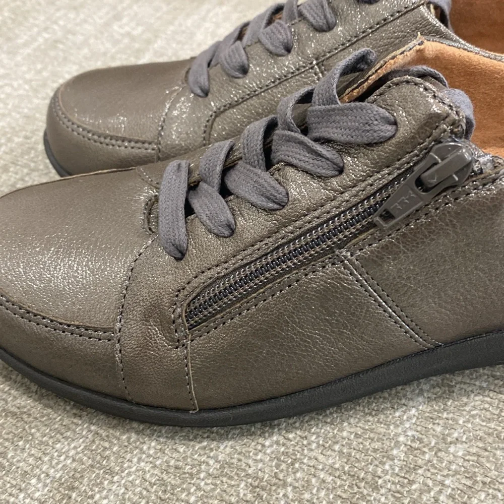 Vionic Abigail lace up shoes women’s size 6 NWOT